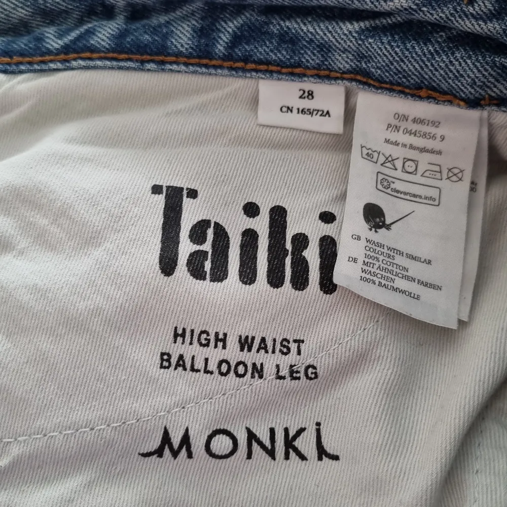 Jeans från Monki i modellen Taiki. Köptes helt nya på en second hand-affär så endast använda av mig! Jättefina och sköna men tyvärr så har de blivit för stora för mig i midjan.. Jeans & Byxor.