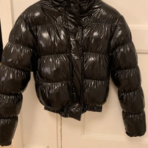 Svart jacka  - Kort svart/glansig bomber jacka i nyskick! 