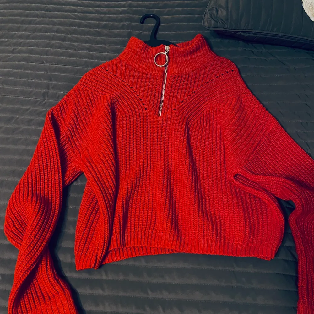 En röd stickad tröja med silver dragkedja. Köpt på hm i storlek xs. I väldigt bra skick. Frakt 45kr (spårbart). Vid frågor eller för fler bilder är det bara att skriva. Stickat.