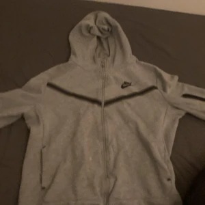 Nike grey tech fleece - Säljer min gråa Nike tech fleece som är för liten på mig nu