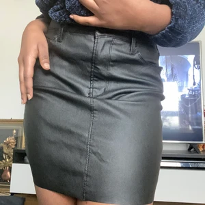 Skinn kjol - Storlek: S Superfin kjol som inte kommer till användning, helt i nyskick🙂🌟