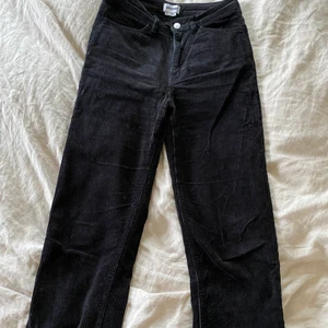 Manchesterbyxor WEEKDAY stl 36 - Svarta manchesterbyxor från WEEKDAY i stl 36. Normalhög midja, fin passform och raka ben.  Fint skick, använda några gånger. Nypris ca 600kr