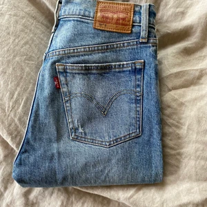 Levi´s jeans, 501 med hög midja w25  - Levi´s jeans, 501 med hög midja och relativt tight i benen.  En klassisk blå färg med slitningar på knäet och avklippta i benen. Superfin passform, men dessvärre för små för mig.  W 25/ L 30.  Använda vid några tillfällen. Nypris ca 1200kr