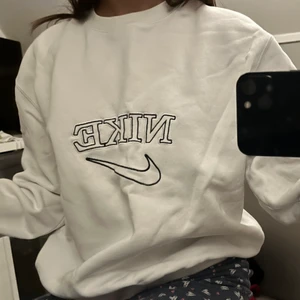 Nike sweat shirt  - Säljer denna fina vintage nike tröjan som tyvärr inte används! Säljer billigt!