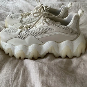 NA -KD  Rundade Grova Joggingskor - Rundade Grova Joggingskor från NA-KD. Stl 37. Superfint skick, används vid 2 tillfällen. Nypris 500kr.  60% Polyuretan, 40% Polyester. 