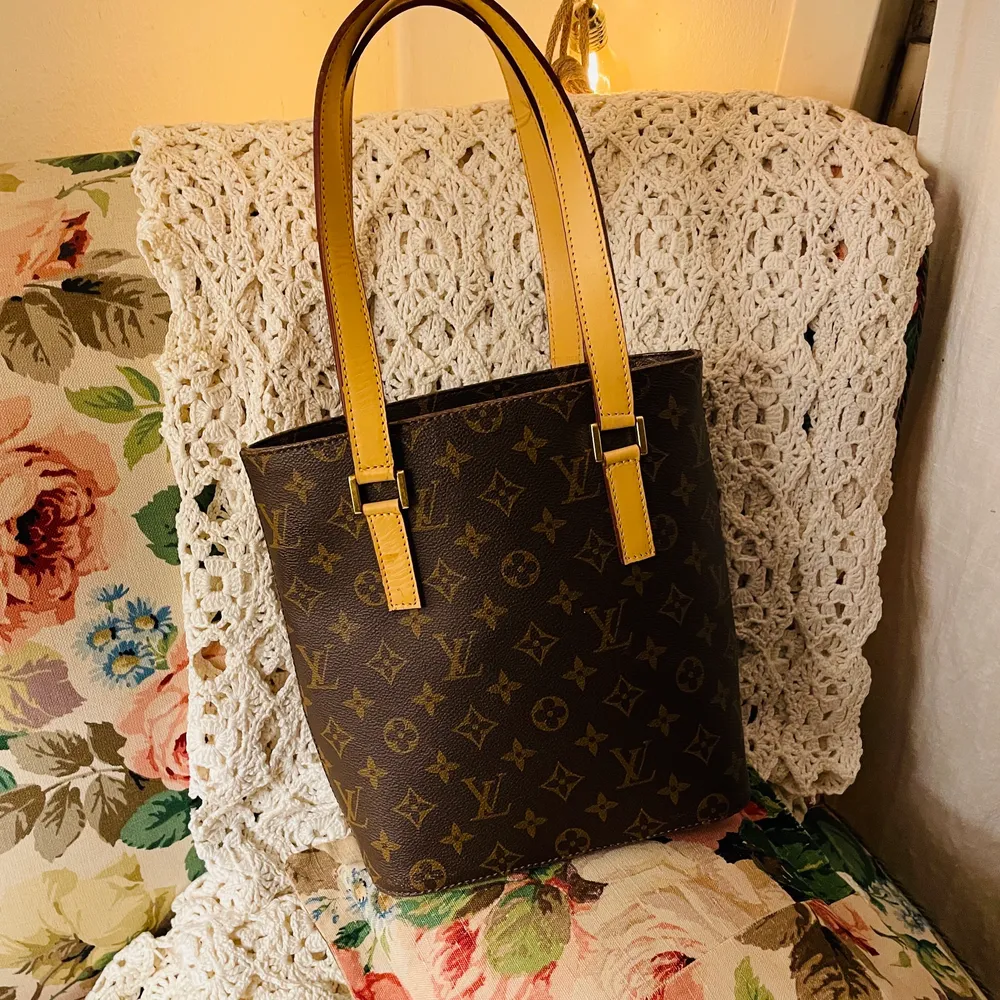 Louis Vuitton väska ej äkta.  Så fin, rymmer lagom med saker. Stabil och fin form har väskan! Mått längd 28cm  höjd 25cm 🤎❤️🌸🤎🌸❤️🌸🤎❤️ Välkommen att buda!. Accessoarer.