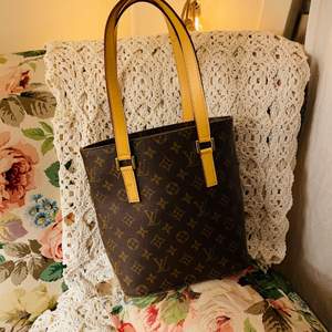 Louis Vuitton väska ej äkta.  Så fin, rymmer lagom med saker. Stabil och fin form har väskan! Mått längd 28cm  höjd 25cm 🤎❤️🌸🤎🌸❤️🌸🤎❤️ Välkommen att buda!