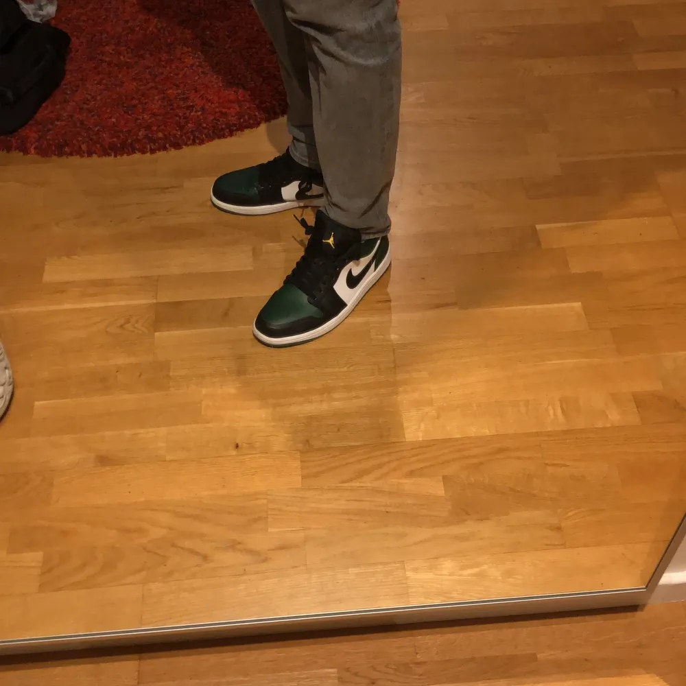 Tjenare! Jag säljer ett par skitsnygga Jordan 1 Low Green Toe i storlek 44 med box, som är i nyskick. Bara provade och använda en gång, utan creases och utan tecken på användning. Nypris för tillfället ligger på över 2000kr på stockX. Hade tänkt mig 1400kr eller högsta bud. Köparen står för frakt och undrar du något är det bara att höra av sig!. Skor.