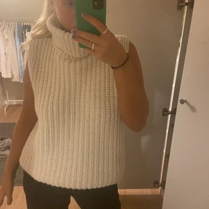 Stickad väst  - Stickad väst i creme vit färg ifrån hm som är lite oversize med en fin slits i sidorna. Västen funkar att ha bara som den är men även med en skjorta eller T-shirt under. Den är använd någon enstaka gång alltså så gott som ny. Hör av er för fler frågor 💕💕