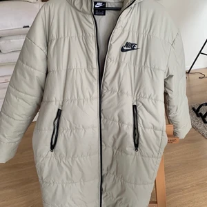 Nikejacka strl S - Använd ca. 5 gånger, köpt för 1400kr. Som i nyskick