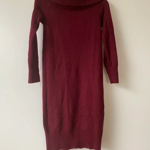 Vinröd klänning från Uniqlo - Härlig vinröd klänning med stor krage från Uniqlo. Så skön under vintern! Storlek XS. Material enligt bild. Någon liten noppra här och där som det kan bli på denna slags plagg. I övrigt ingenting att anmärka på.