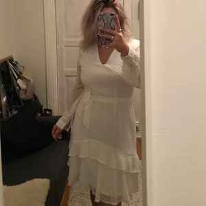Sisters Point cream dress stl L - SUPERsnygg vit (cream) klänning i stl L från märket Sisters Point. Köpte denna klänningen till studenten (2021) men kom ej till användning. Säljs nu helt oanvänd (endast prövad) med prislapp kvar. OBS‼️ Köparen står för frakten som ej är inkluderat i priset.