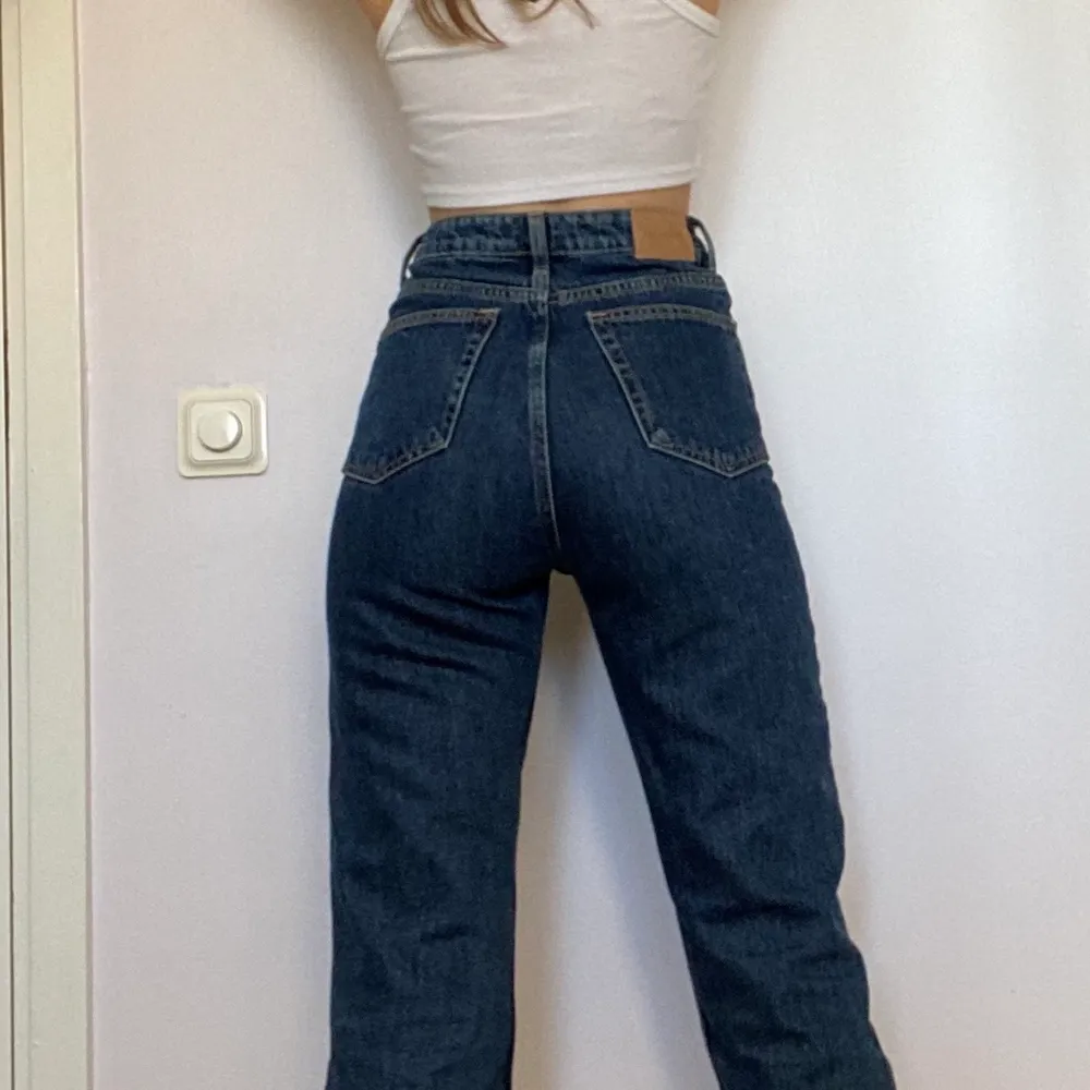 SÅ SNYGGA jeans från Weekday som tyvärr aldrig kommer till användning :((( Storlek 24/34 och passar perfekt i längden på mig som är 175. Skriv privat för fler frågor/bilder etc💓💓 INGEN BUDGIVNING så vill du ha dem för 300 är de dina direkt!!. Jeans & Byxor.