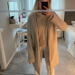 Beige zara kappa - Säljer min beiga kappa från zara då jag aldrig använder den, den köptes förra året och är använd 1 gång, så helt i nyskick🤎perfekt beige färg också!! Strl M men sitter som en S