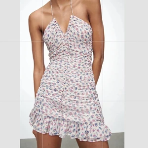 Snygg klänning från zara! - Jätte snygg klänning från zara som tyvärr var för liten. Skulle även vara intresserad av att byta mot större storlek! 💞 taggen kvar! Endast testad.