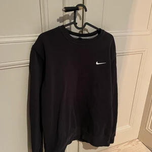 Nike Sweatshirt - Nike sweatshirt som jag köpte för ett tag sedan! Väldigt skön och stilren. Storlek L🦾