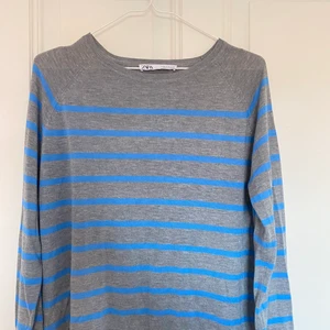 Randig tröja  - sååå fin tröja från Zara. Jätteskön och passar till allt😭❤️‍🔥 Säjer då den inte kommer till användning! Hör av dig vid frågor