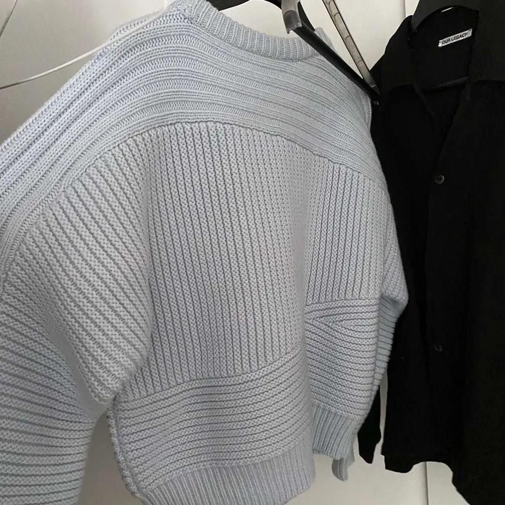 Jätte fin eytys stickad tröja i storlek L, sitter oversize och boxy. Aldrig använd och köparen står för frakt 💚. Tröjor & Koftor.