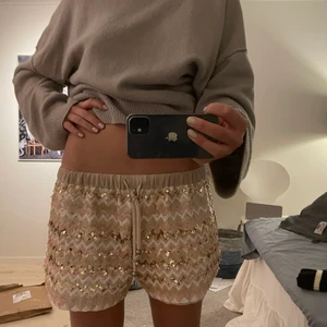 Shorts  - Lågmidjade missoni liknande shorts! Så snygg passform o bah aschill! Strl M, Jag har sportlov och är ej hemma därav dålig på att svara❤️ så många har hört av sig ledsen att jag inte kunde svara alla 🥺