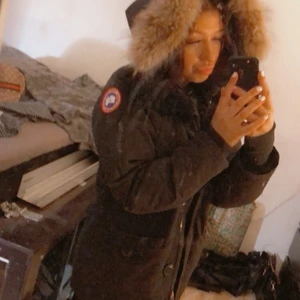 Canada goose jacka - Säljer min fina canada goose jacka, i fint skit😁 priset är inte hugget i sten så känn dej välkommen att buda🙂