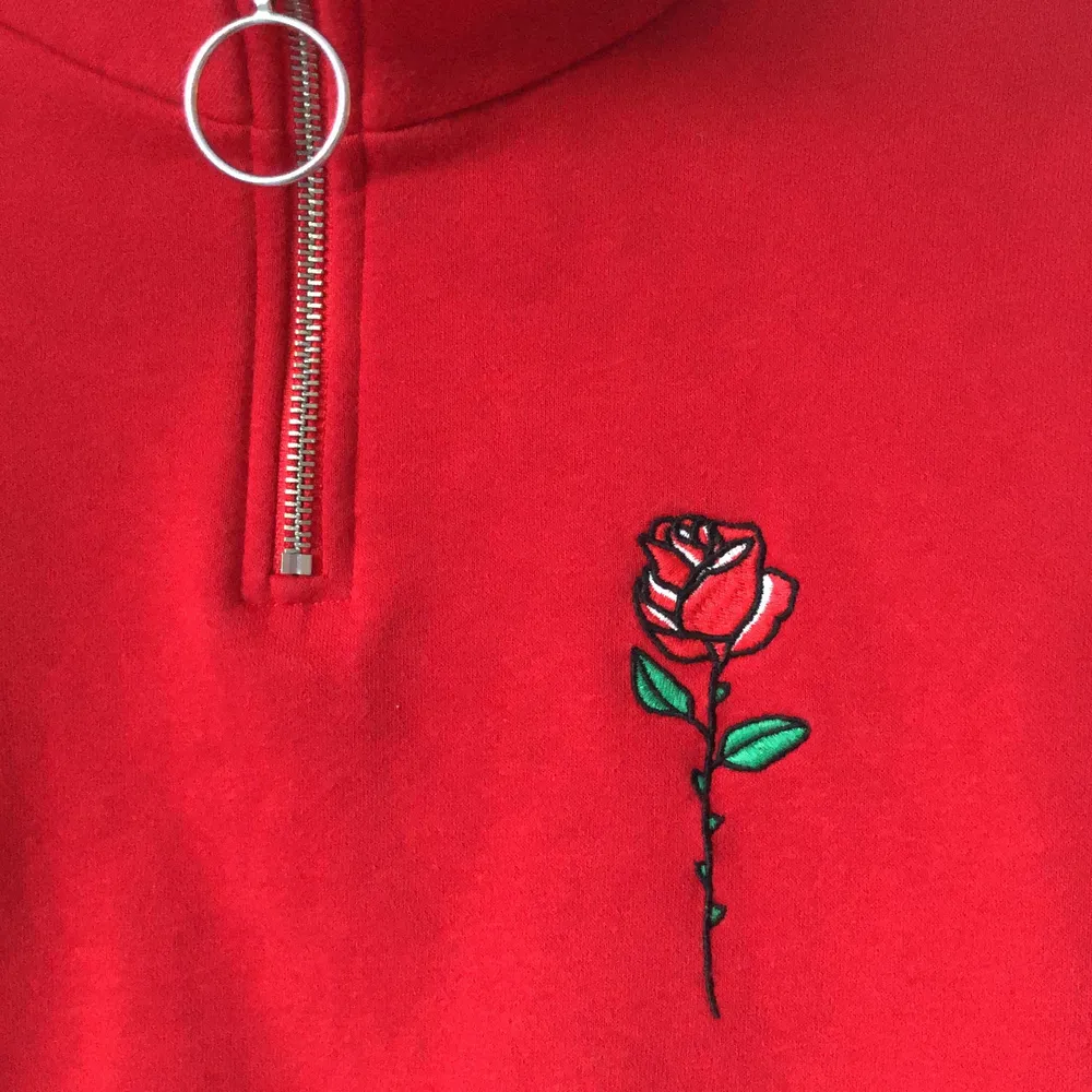 Röd croppad sweatshirt från H&M i strl S. Jättemysig men kommer inte till användning. 🌹. Tröjor & Koftor.