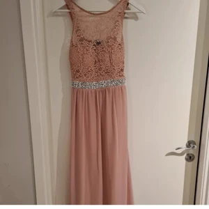 Långklänning XS - Gammelrosa långklänning i storlek XS. Enbart använd en gång på en skolavslutning. Som ny och inga anmärkningar. Den är mycket stretching i materialet. Jag brukar ha S och M i kläder men kan ändå ha klänningen och den sitter fint. Klänningen kommer ifrån Sisters point. Nypris 900 kronor. Frakten kostar 99kr