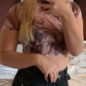 Enkel marmor t-shirt - Nästan aldrig använd, bra skick, bh behövs inte, tvättas innan den skickas