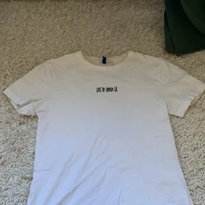 T-shirt med tryck  - En fin T-shirt med tryck bak