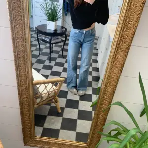 Superfina jeans!! Sparsamt andvända. Storleken 27 passar perfekt på mig som är mellan stl 34-36.💘Nypris ligger på 400kr. Pris kan diskuteras, hör av er om ni har några frågor.😊