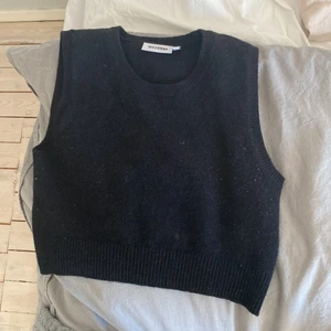snygg stickad väst/topp - svart stickad top/väst från Weekday jättefin, köp direkt för 250 orginalpris 350kr 💕