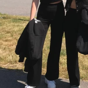 Kostymbyxor  - Fina populära kostymbyxor från Bikbok som inte kommer till användning längre, använt en del säljer därför billigt , noppriga på en del ställen annars fint skick🖤 frakt står köparen för