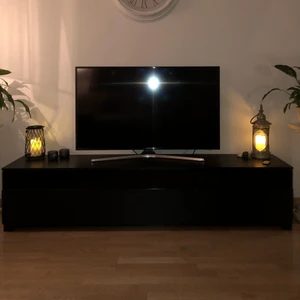 TV-bänk  - Svart TV-bänk i fint skick. 200x40x45 cm