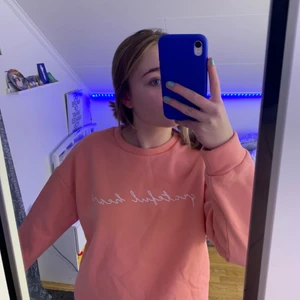 Rosa tröja - Säljer min fina tröja från shein som är verkligen jätte fin men känner att jag inte passar i sen. Är i storlek S men passar M oh XS också. Aldrig andvänt bara prövat 2 gånger. Skriv för fler frågor!❤️