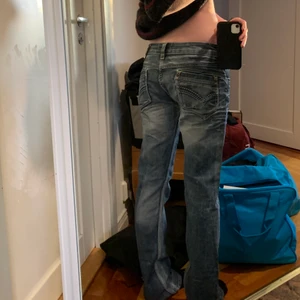 Dolce & gabbana  - !!INTRESSEKOLL!!SÄLJER ENDAST VID BRA BUD!! Skiiit snygga lågmidjade jeans ifrån dolce & gabbana. Tyvärr är dom förstora för mig och för långa. Jättesnygga och bekväma med ett dolce & gabbana märke där bak. Coola detaljer på fickorna också! Dom är i jättebra skick känns nästan nya. Inga defekter på jeansen. Jag är 167cm lång. Skriv gärna frågor eller för fler bilder:) 💋 Innerbensmått: 82cm midjemått: 84.