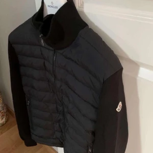 Moncler jacka  - Moncler jacka storlek M