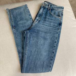 High waist jeans från Gina Tricot i färgen mid blue💖 Slim modell med raka ben och en slit, långa i benen men är enkelt att klippa av💖 Använda men i bra skick💖 Strl: 38 Ord. Pris: 499kr💖