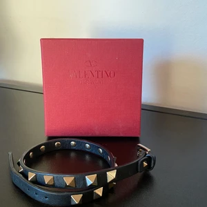 Valentino leather bracelet ( dubbel ) - !!!!!(pris kan diskuteras vid snabb affär)!!!! - Valentino Leather Bracelet dubbel, i färg Ivory(alltså svart) . Köpt i Köpenhamn och knappt använd! Köpt för ca 3000 kr.  ⚡️Buda från 1500 eller köp direkt för 1650⚡️