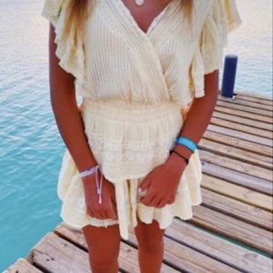 love shack fancy yellow gwen dress - säljer nu denna slutsålda love shack fancy klänningen! Nypris: 3950kr minus rabattkod! köptes i kalifornien och används sparsamt! Pris går att disskuteras!! 