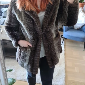 Fake päls strl 40 - Fin vintage jacka. Väldigt varm och i väldigt fint skick. Köparen står för frakten💕