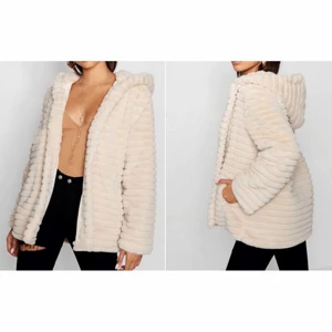 Strl: M - Ny jacka från boohoo, färg: cream hoded flux fur Coat. Oanvända, Pris: 250kr