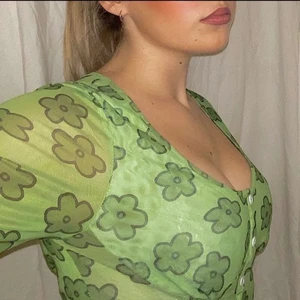 Grön topp - Säljer min gröna topp från Shein i storlek S💚 Superfin skick! Köparen får stå för frakten men kan också mötas upp i Stockholm