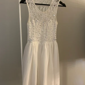 Studentklänning  - Storlek XS men passar mig som är en S. Studentklänning som är använd 1 gång. Köpt från Nelly för många år sen. Taggen sitter kvar.