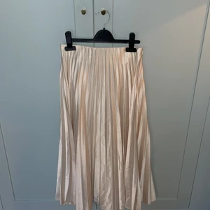 Kjol från Zara - Kjol från Zara i krämvitt 