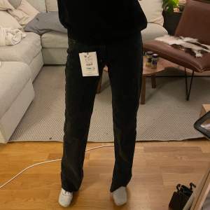 Säljer slutsålda jeans ifrån asos! Storlek 32 mid raised orginal pris 399kr 💓 