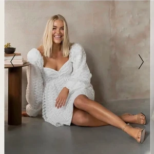 Vit klänning/studentklänning  - Säljer denna klänning från Moa Mattsons kollektion med NA-KD. Klänningen är tyvärr för stor för mig. Klänningen är i mycket fint skick och super fin. 