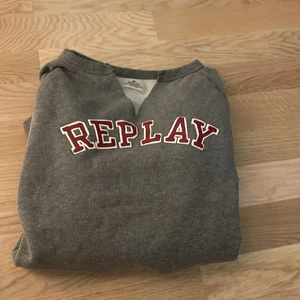 Sweatshirt - Grå sweatshirt från replay i storlek S. Nypris ca 500kr, kan mötas upp i Malmö/Lund området annars står köparen för frakten  