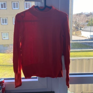 Röd tjock-tröja - En jättevarm och mysig ribbad röd tröja från H&M.