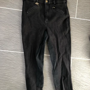 Svarta ridbyxor  - Svarta ridbyxor från horze, säljer då de inte passar mig. Är inte helt hundra på storleken då den inte går att läsa längre men skulle gissa på 154? Frakten är inräknad i priset 💕