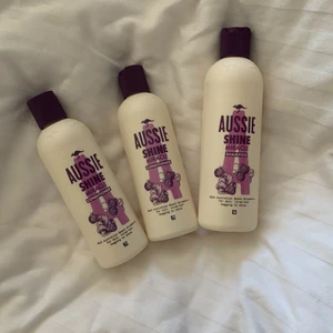 AUSSIE SHINE - Säljer dessa Aussie Shine. 1 Shampoo 300ml och 2 Balsam 250 ml. Helt oandvända gör håret glansigt och lent. Doftar smultron/jordgubb SUPERGOTT. Säljer då dem inte kommer till andvändning. Inköpta för cirka 200kr sammanlagt. Frakten blir 91 då dem sammanlagt väger 900. KÖP DIREKT FÖR 195kr MED FRAKT I PRISET!