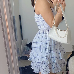 Klänning  - Söt klänning till sommaren med resår vid midjan så man får smalare midja och en putande rumpa🤩 köpt på zalando, ordpris:1000kr säljer för 300kr pga rabatt💗💗 oanvänd me lapp kvar!